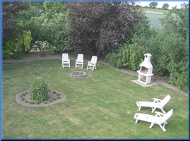 Erholen Sie sich in unserem großzügig angelegten Garten. Hier kann man herrlich urlauben, gemütlich grillen oder Stockbrot am offenen Lagerfeuer Backen.